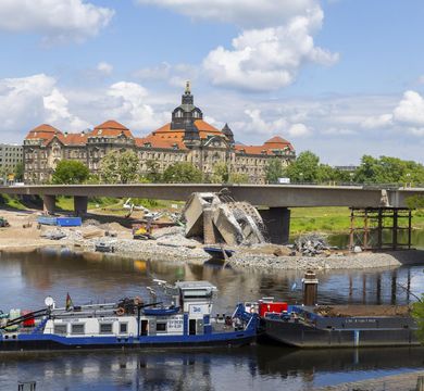 Nach dem Teileinsturz der Carolabrücke in Dresden werden die Abrissarbeiten weitergeführt.