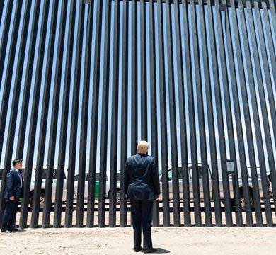 US-Präsident Donald Trump betrachtet im Juni 2020 einen Abschnitt der Grenzmauer zwischen Mexiko und den Vereinigten Staaten.