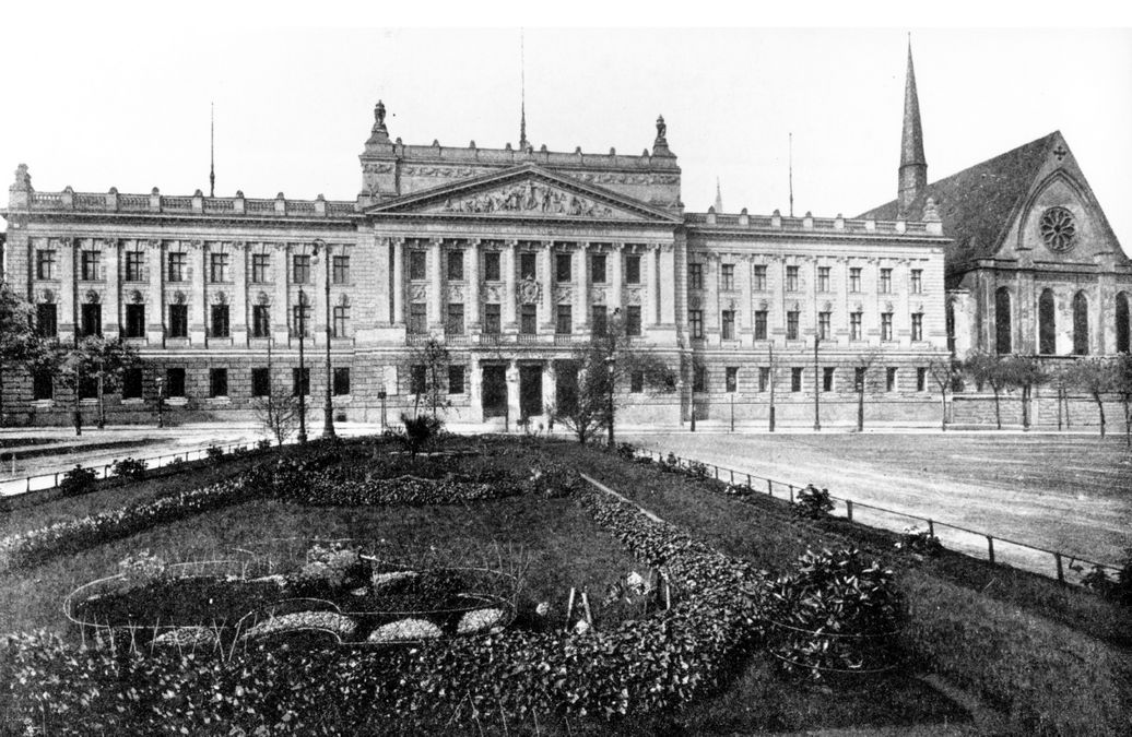 zur Vergrößerungsansicht des Bildes: Schwarz-Weiß-Aufnahme des Neuen Augusteums (Rossbach-Bau) neben der Paulinerkirche