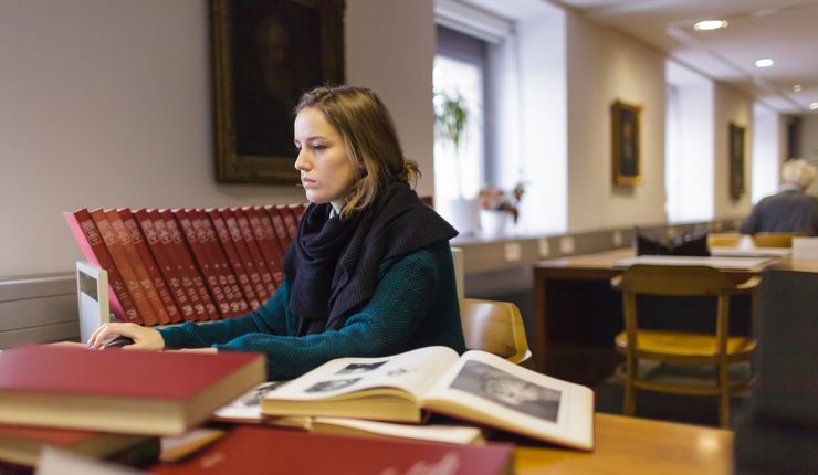 Eine Studierende arbeitet in der Bibliothek, Foto: Christian Hüller