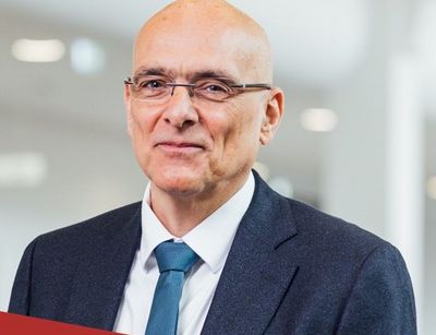 Prof. Dr. Jens-Karl Eilers im Porträt mit Shapes