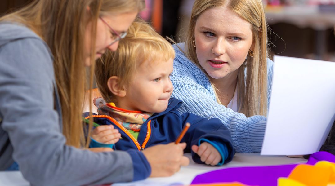 Zu sehen sind spielende Kinder