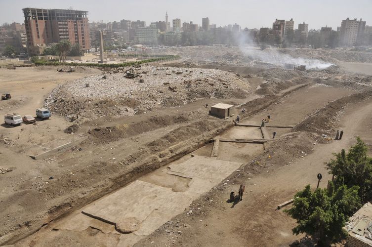 Grabungsgelände von Heliopolis - zwischen Müllbergen und Wohnhäusern in der Millionenmetropole Kairo