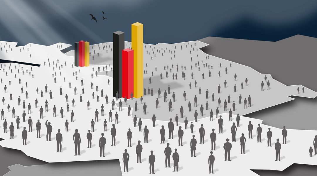 Grafik: Fläche Deutschlands ist perspektifisch dargestellt. Viele Menschen als graue Umrisse dargestellt stehen darauf und um drei Säulen herum, die in den deutschen Nationalfarben abgebildet sind. 