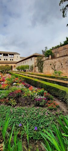 der Paradiesgarten Generalife nahe der Alhambra von Innen fotograifert, mit Blick auf Gartenanlage und umstehenden Mauern