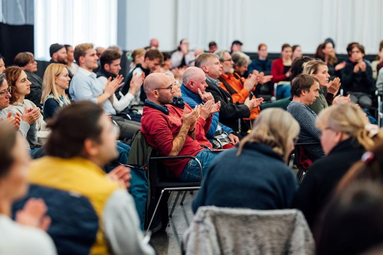 Das Foto zeigt das Publikum der Veranstaltung.