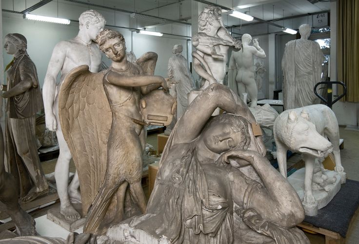 Verschieden Gipsabgüsse von antiken Skulpturen im Depot des Antikenmuseum, Foto: Marion Wenzel