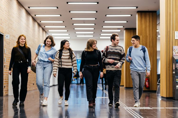 Die Studienbotschafter:innen unterstützen Studieninteressierte und -anfänger:innen. Sie gehören zu den über 31.000 Studierenden der Universität Leipzig. Elisabeth Neumann (2.v.l.) moderiert diesmal die Feierliche Immatrikulation.