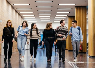 Die Studienbotschafter:innen unterstützen Studieninteressierte und -anfänger:innen. Sie gehören zu den über 31.000 Studierenden der Universität Leipzig. Elisabeth Neumann (2.v.l.) moderiert diesmal die Feierliche Immatrikulation.