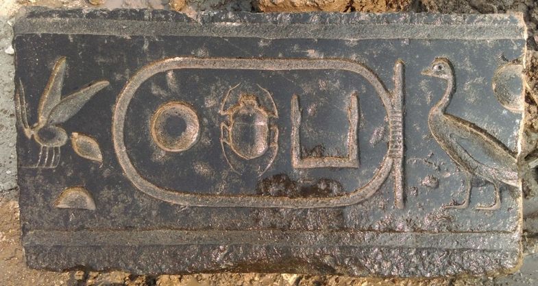 Bei Grabungen im Tempel von Heliopolis im Herbst 2015 gefundener Basaltblock mit dem Namen des Nektanebos I.