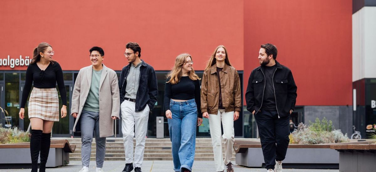 Gruppenbild der Studienbotschafter:innen laufend auf dem Campus, Foto: Christian Hüller