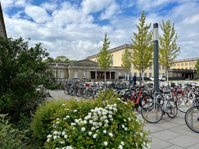 viele Fahrräder stehen auf der Freifläche der Sportwissenschaftlichen Fakultät vor der Pausenhalle Süd