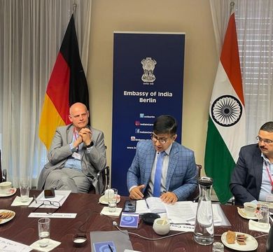 V.l.n.r.: Prof. Dr. Maren von Köckritz-Blickwede, Prof. Dr. Klaus Osterrieder (beide Stiftung Tierärztliche Hochschule Hannover), Dr. Ramanuj Banerjee (indische Botschaft) und Dr. Ahmed Abd El Wahed (Universität Leipzig) während der Einführungsveranstaltung des InDeVet in der indischen Botschaft in Berlin.