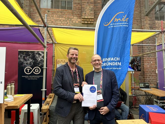 Frank Tappert (links) und Prof. Utz Dornberger besiegeln die Zusammenarbeit auf dem MACHN Festival.