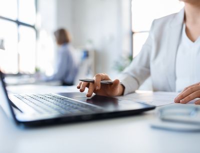 Frau am Laptop (Foto: Syda Productions/AdobeStock)