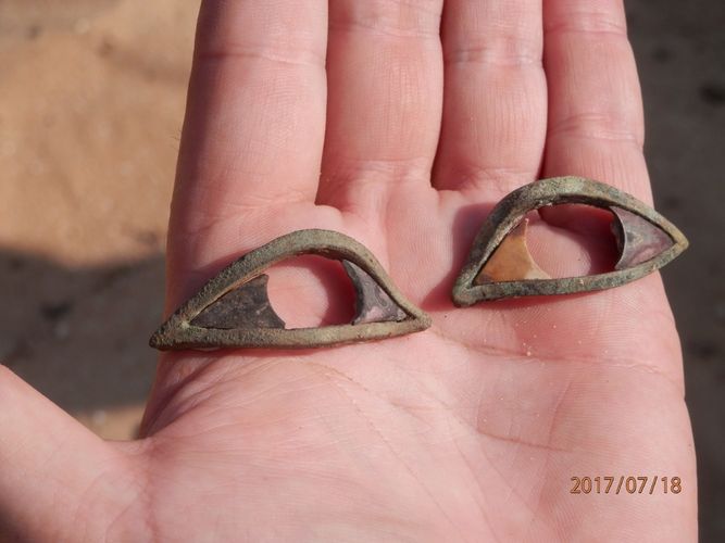 Augenumrisse aus Bronze mit Muscheleinlagen