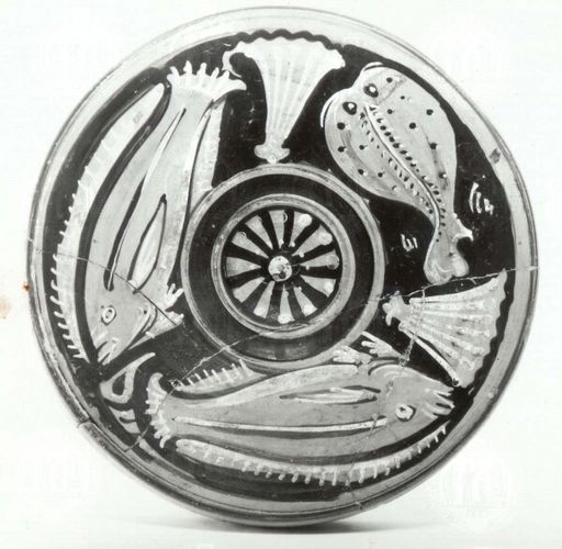 Der apulisch rotfigurige Fischteller des Antikenmuseum, schwarz-weiß Aufnahme, Copyright: https://arachne.dainst.org/entity/1177893