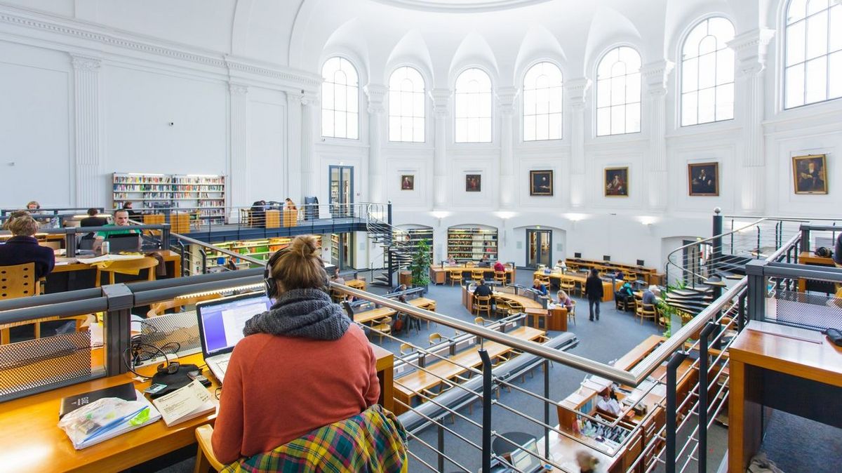 zur Vergrößerungsansicht des Bildes: Blick von der Galerie des Lesesaals Mitte der Bibliotheca Albertina auf die Arbeitsplätze