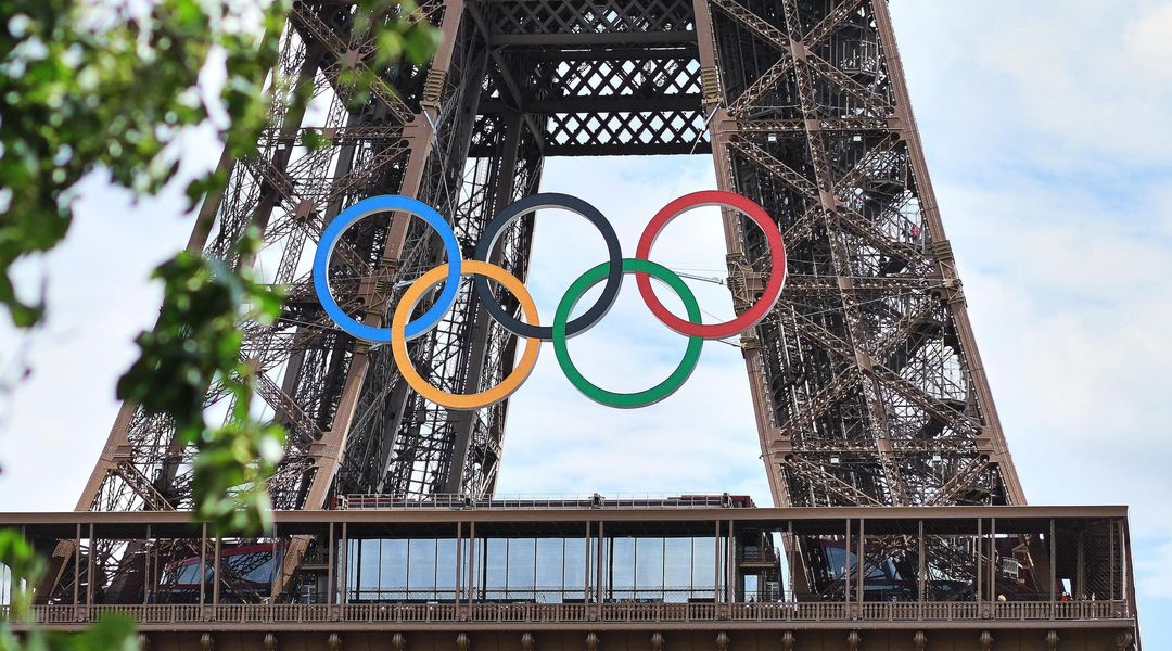 Die olympischen Ringe hängen am Eiffelturm.