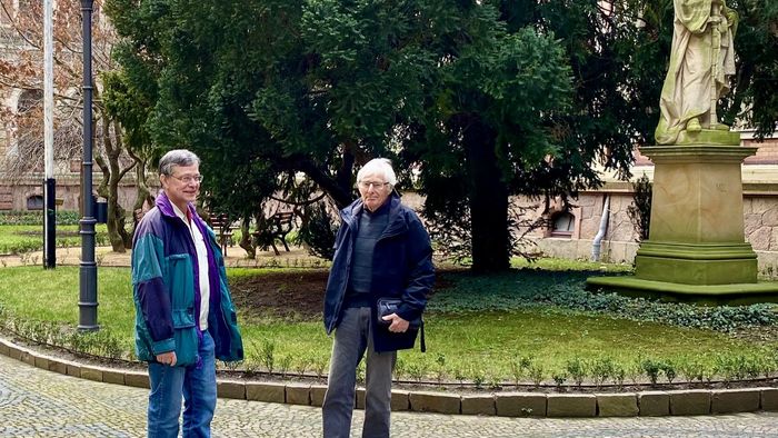 Zu sehen sind Dr. Peter Göthner und Mathelehrer Jens Negwer vor dem Gymnasium St. Augustin zu Grimma.