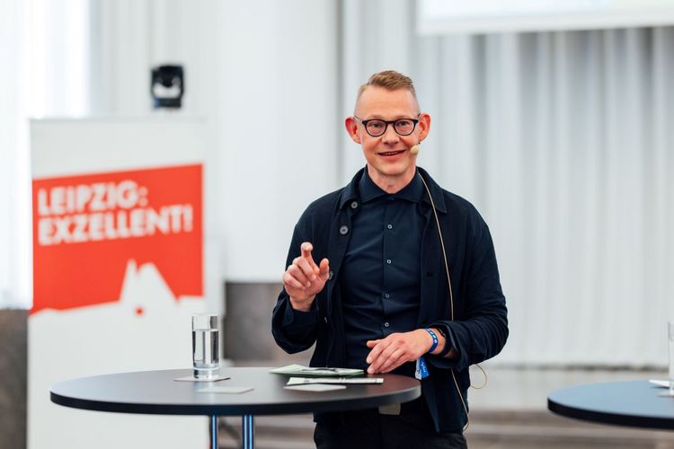 Das Foto zeigt Professor Christian Pentzold bei seinen Inputvortrag zur zweiten Diskussionsrunde.