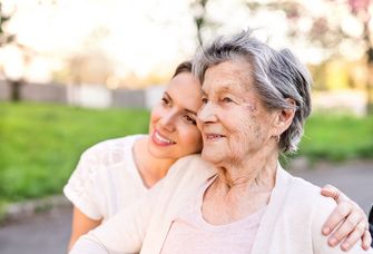Sollten sich ältere Patient:innen einer strapaziösen Strahlen- und Chemotherapie unterziehen? Die aktuelle internationale Studie gibt darauf Antwort.