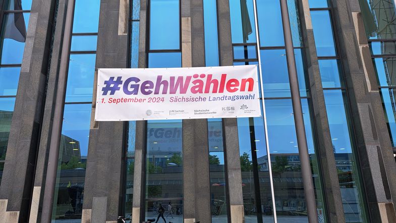 Banner hängt an der Fassade des Paulinums. Aufschrift lautet #gehWählen, Landtagswahl in Sachsen am 1. September 2024