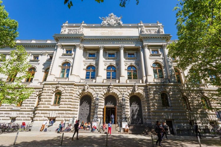 Weithin sichtbar: Die Bibliotheca Albertina bietet auch ein abwechslungsreiches und gut besuchtes Veranstaltungs- und Ausstellungsprogramm.