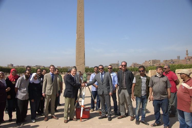 Deutscher Botschafter in Kairo, Julius Georg Luy, und Antikenminister Khaled el-Enany besuchten am 11. Oktober 2016 das Grabungsteam