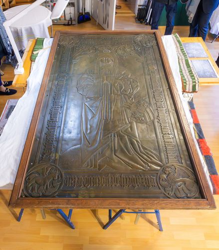 Die Bronzeplatte der Elisabeth von Sachsen wird aktuell gereinigt und konserviert.