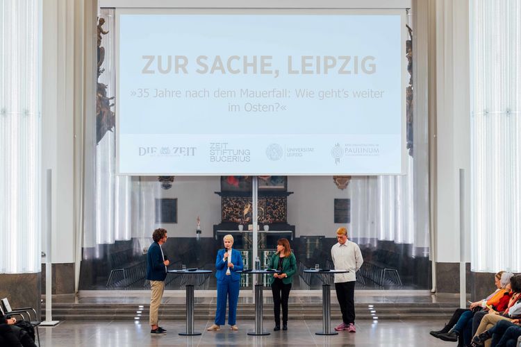 Zu sehen ist das Podium, bestehend aus August Modersohn, stellvertretender Leiter des Leipziger ZEIT Büros, Manuela Schwesig sowie Julia Reuschenbach, Politikwissenschaftlerin an der FU Berlin und Martin Nejezchleba, Redakteur im Leipziger Büro der ZEIT. 