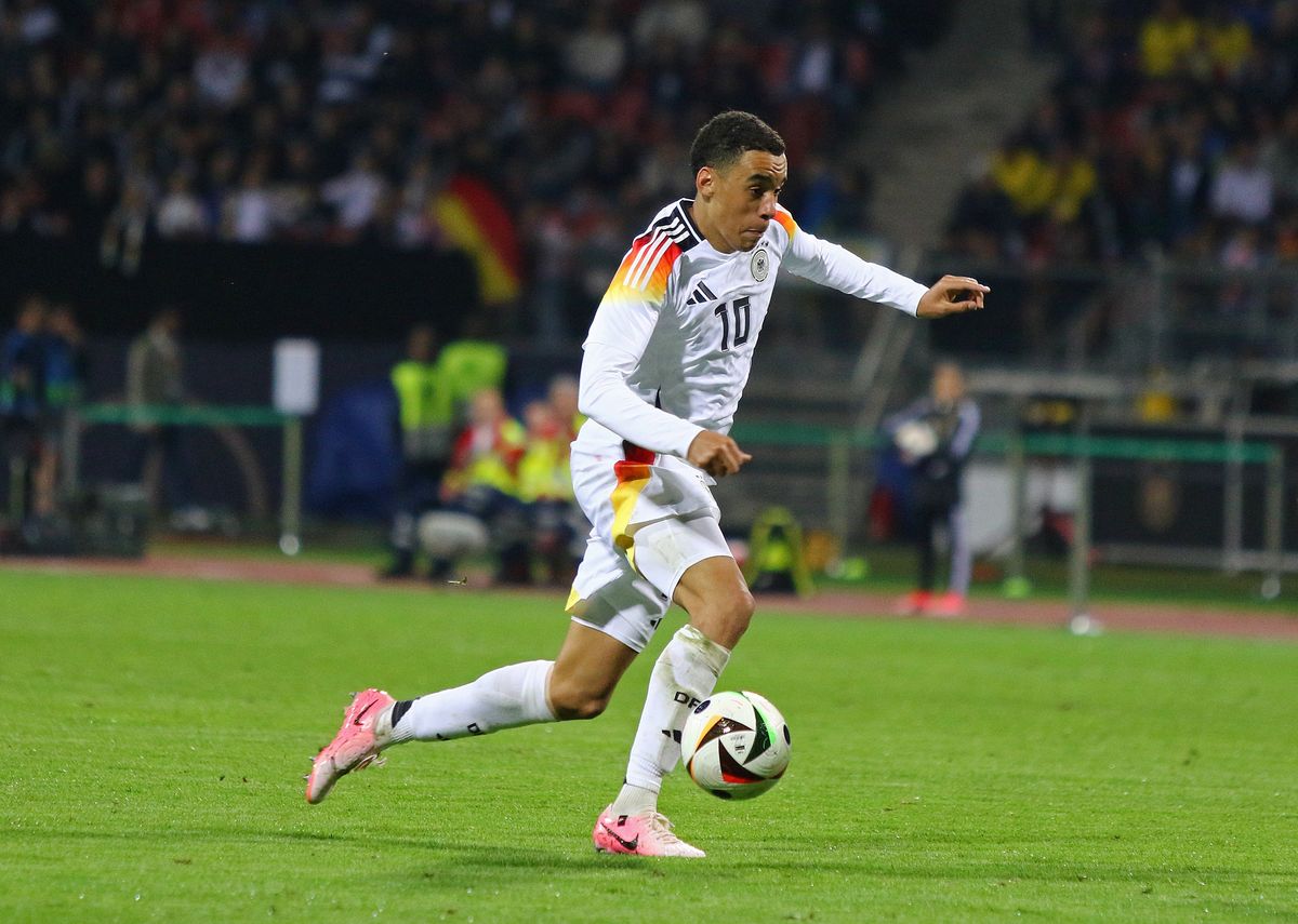 zur Vergrößerungsansicht des Bildes: Zu sehen ist der deutsche Nationalspieler Jamal Musiala beim Fußballspielen während eines Länderspiels.