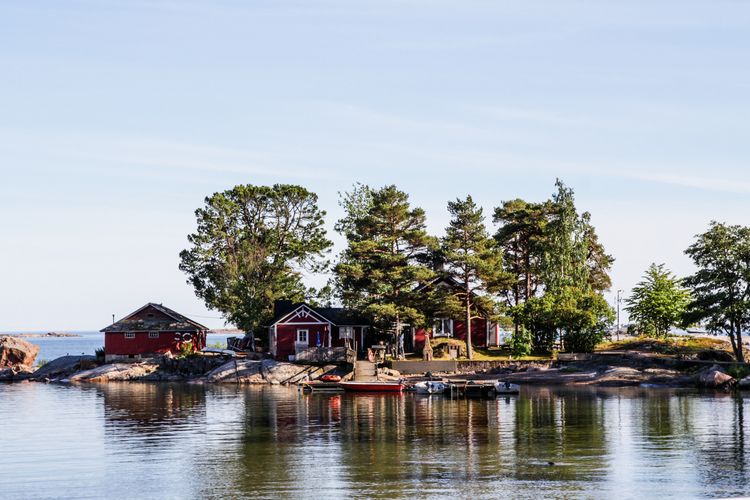 Kleine idyllische Insel bei Tag mit schwimmenden Häusern