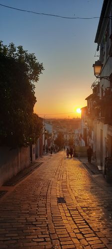 Blick auf eine herunterlaufende Straße bei Sonnenuntergang