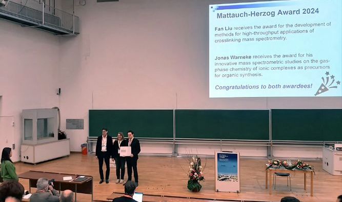 Der Mattauch-Herzog-Förderpreis 2024 ging an Dr. Jonas Warneke und Prof. Dr. Fan Liu, Foto: AK Warneke