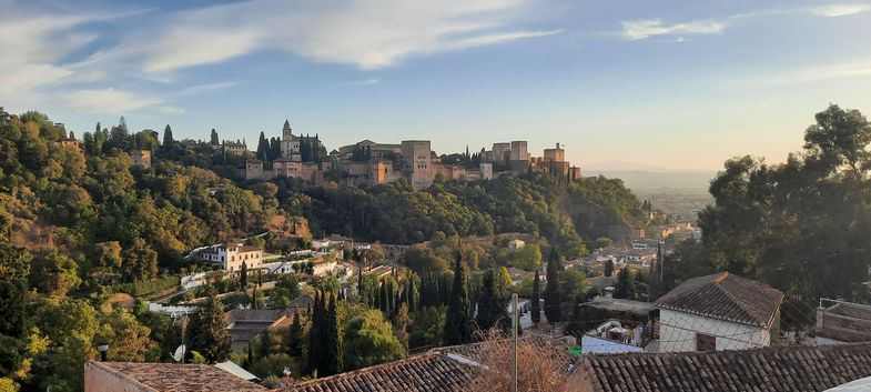 Die Alhambra in Granada von der Seite fotografiert, bei Tag