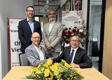 Das Bild zeigt die Unterzeichnung der Universitätskooperation zwischen der Vietnamese-German University und der Universität Leipzig. 
