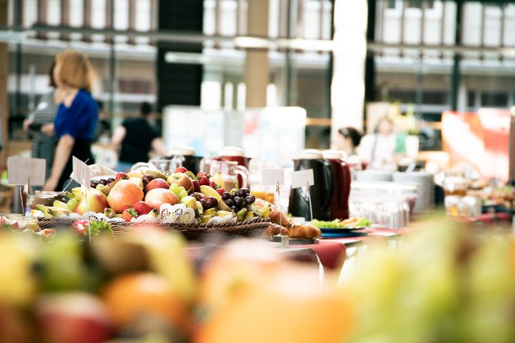 Ansicht des Büffet des Familienfrühstück. Der Vordergrund und der Hintergrund ist unscharf. Im Fokus ist Obst des Büffet zu erkennen.