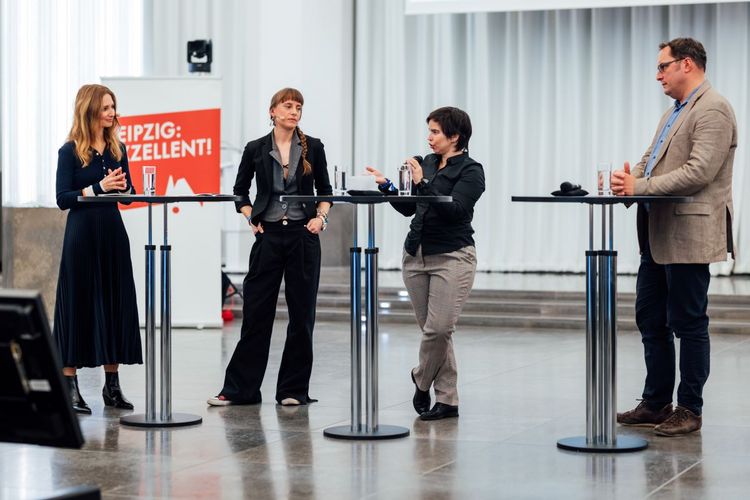 Zu sehen ist die erste Diskussionsrunde "Biosphäre, Atmosphäre, Klimawandel – Verflechtungen entschlüsseln" mit Professorin Ana Bastos, Professorin Friederike Otto und Professor Johannes Quaas.