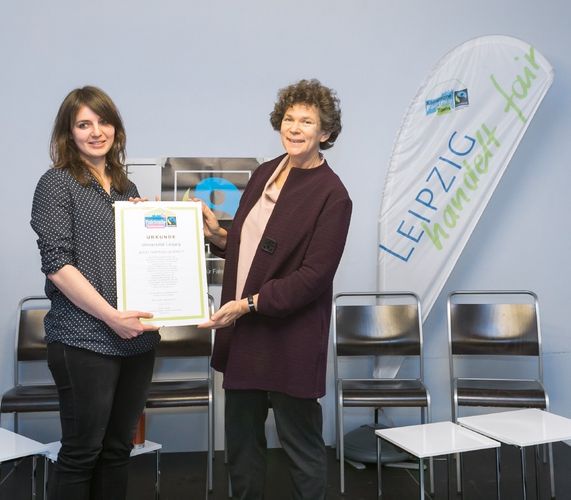 Kristina Klecko von Fairtrade Deutschland übergibt die Rezertifizierungsurkunde an Rektorin Beate Schücking (rechts)