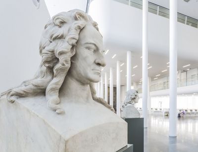 Foto: Blick auf die Büste des Alumnus Gottfried Wilhelm Leibniz im Foyer des Neuen Agustueums