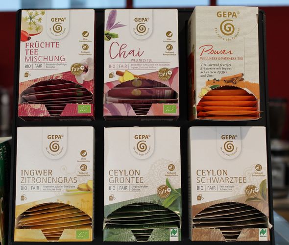 Zu sehen sind Tee-Packungen mit dem Fairtrade-Siegel.