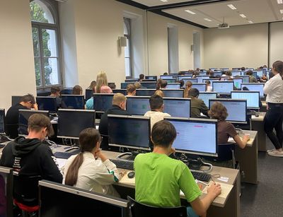 Zu sehen sind ukrainische Schüler:innen in einem Computerpool in der Albertina.