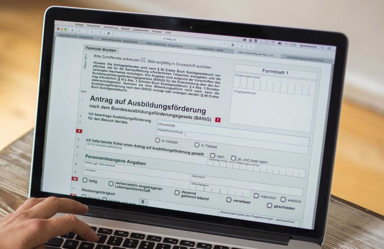 Zu sehen ist ein Formular des BAföG-Antrags, das am Computer ausgefüllt wird.