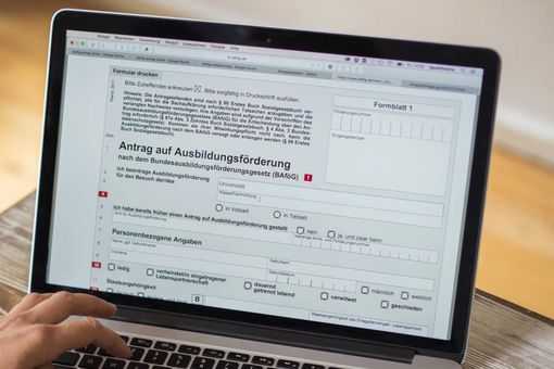 Zu sehen ist ein Formular des BAföG-Antrags, das am Computer ausgefüllt wird.