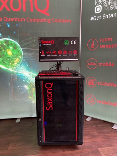 Der mobile Quantencomputer der SaxonQ GmbH, der bei Raumtemperatur funktioniert.