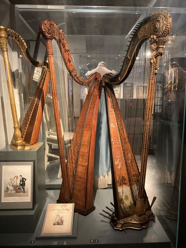 Ansicht einer alten Harfe als Ausstellungsstück im Museum