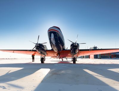 Frontalansicht eines AWI Forschungsflugzeuges beim Stop in Barrow, Alaska. Foto: Stefan Hendricks / Alfred-Wegener-Institut