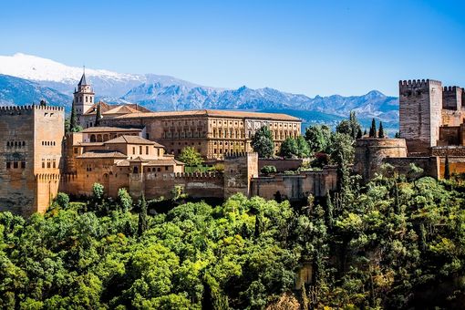 Zu sehen ist die Stadtburg Alhambra von Granada.