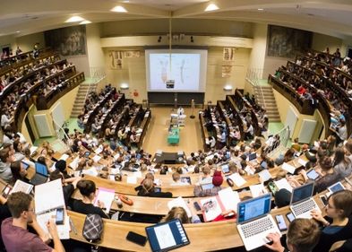 Blick auf einen vollbesetzen Hörsaal